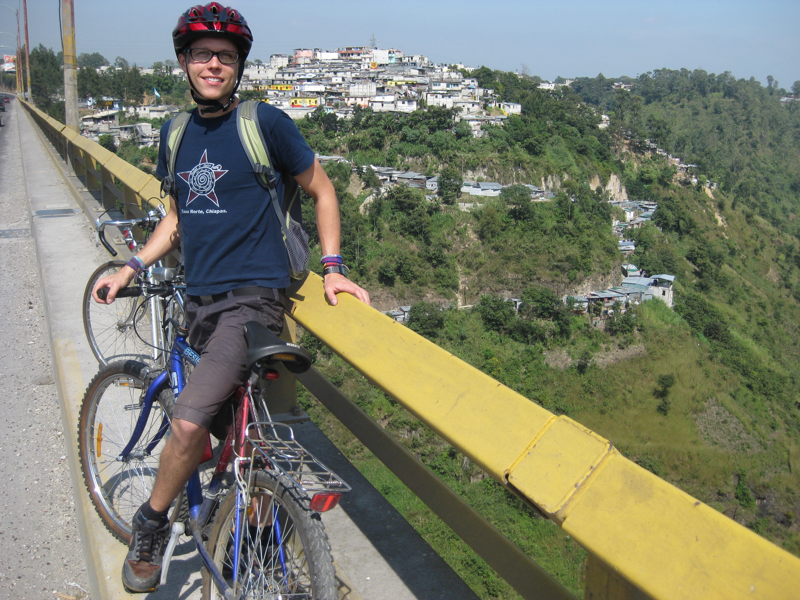 Aron på cykel i Guatemala City. Foto: Brendan Kolbay.