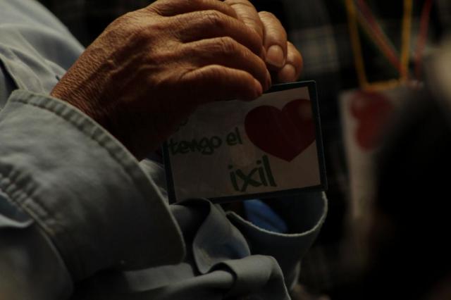 Överlevare från hela landet visade sitt stöd med ixilfolket, genom att bära orden "mitt hjärta är Ixil" runt halsen. Foto: Roderico Diaz