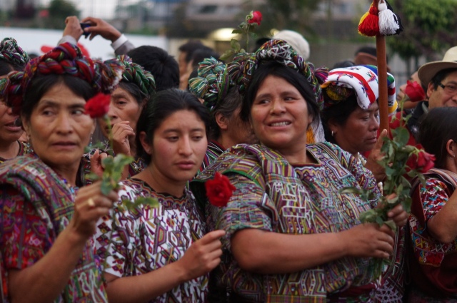 Ixilkvinnor utanför domstolen i Guatemala City firar den historiska domen. Foto: Tamara Vocar